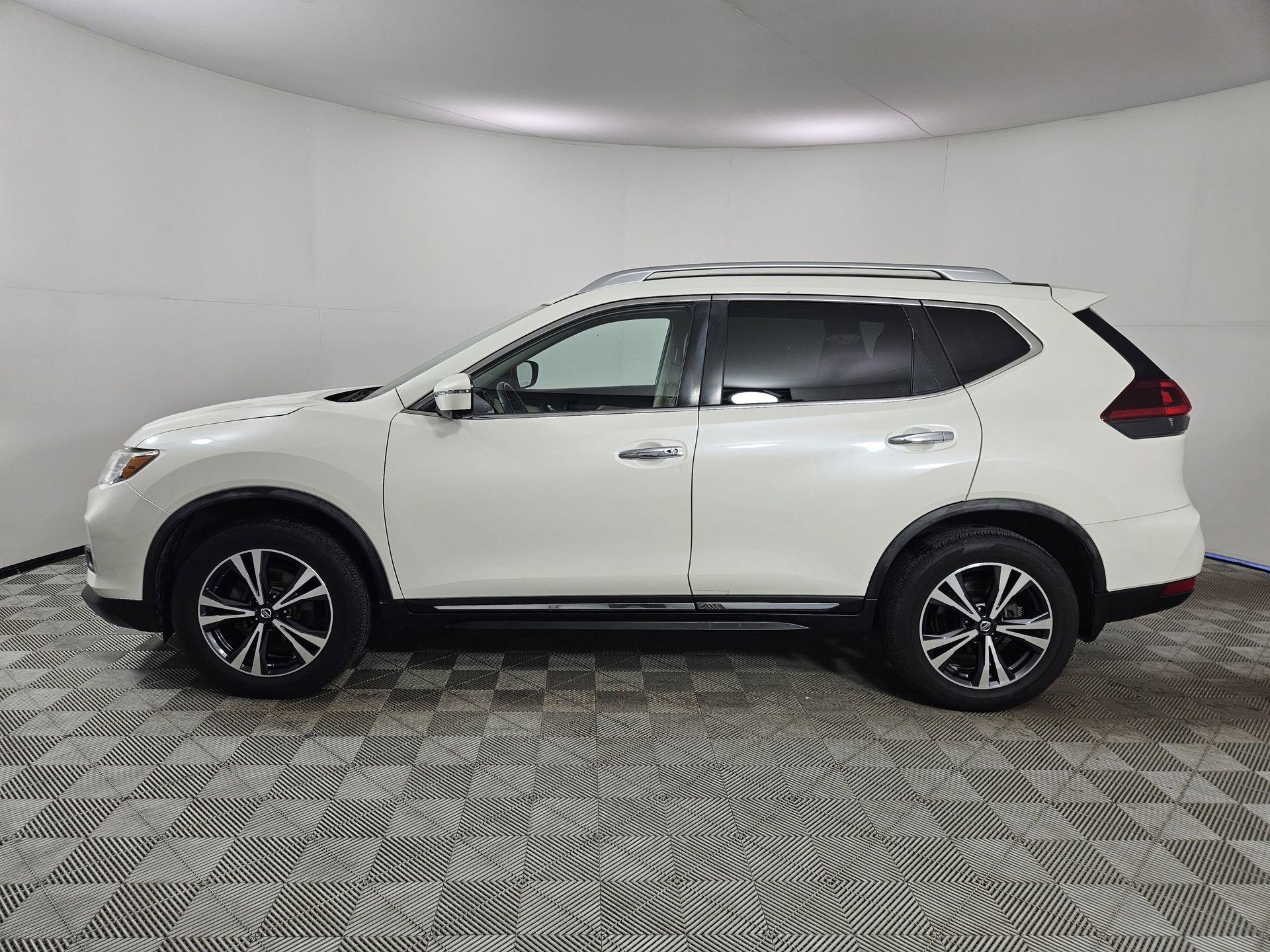 Used 2018 Nissan Rogue SL w/ Premium Package AWD/4WD image 4
