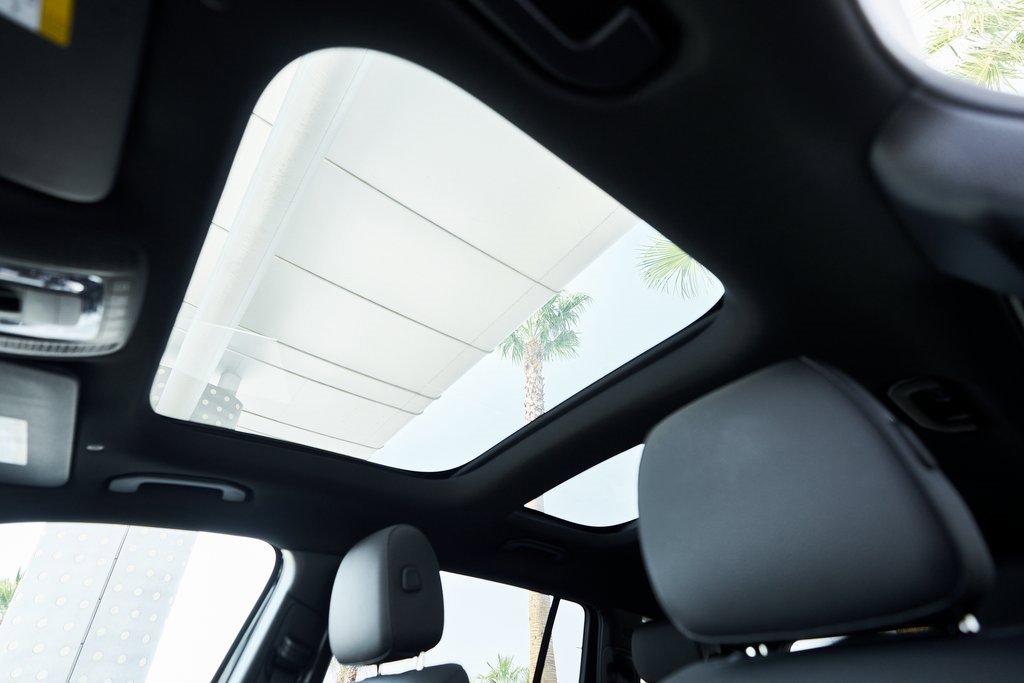 Used 2025 Mercedes-Benz GLB 250 4MATIC w/ Exclusive Package image 31