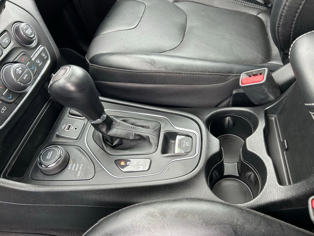 Used 2022 Jeep Cherokee Latitude Lux w/ Sun & Sound Group AWD/4WD image 19