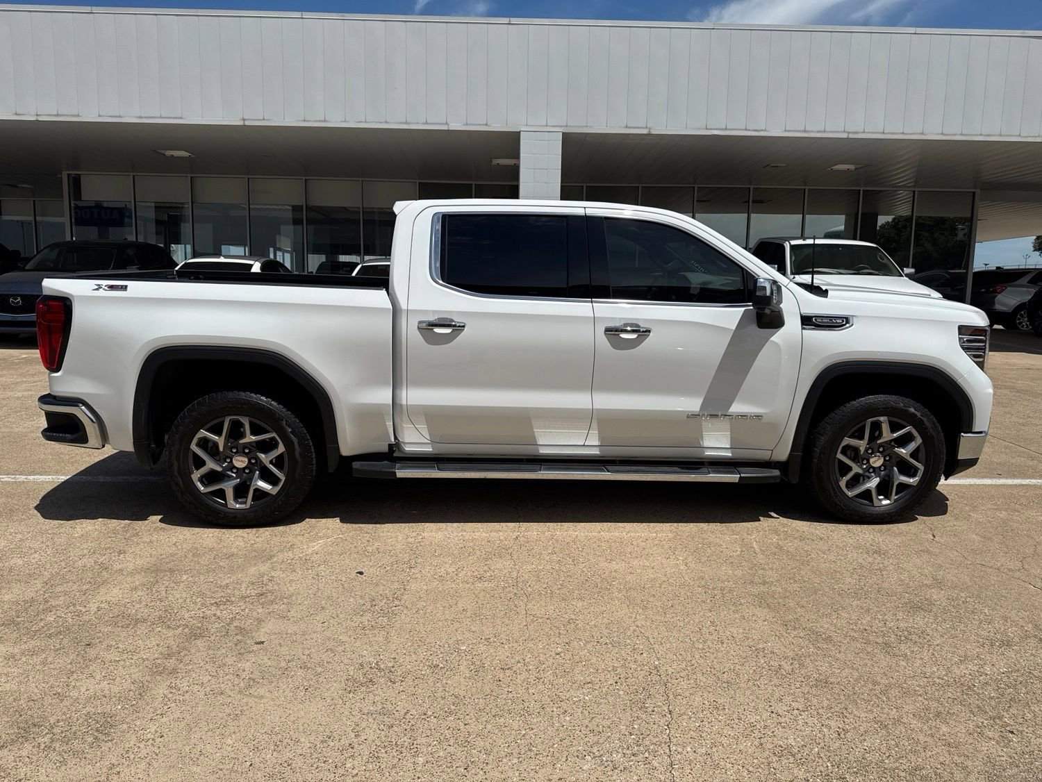 Used 2023 GMC Sierra 1500 SLT w/ SLT Premium Package AWD/4WD image 8