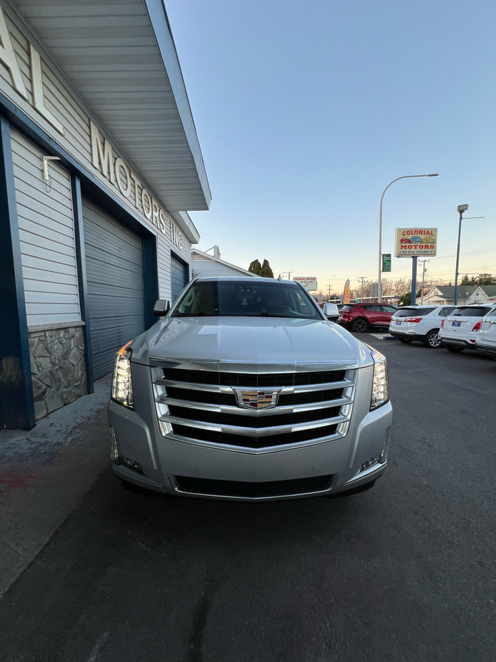 Used 2017 Cadillac Escalade Luxury image 3