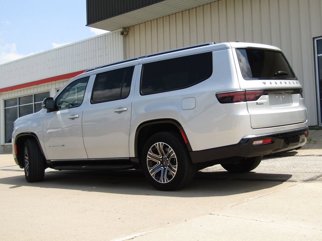 Used 2025 Jeep Wagoneer L Series II AWD/4WD image 10