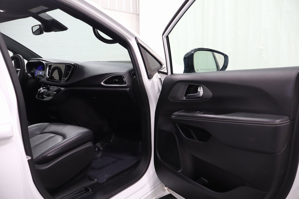 Used 2025 Chrysler Pacifica Select image 14