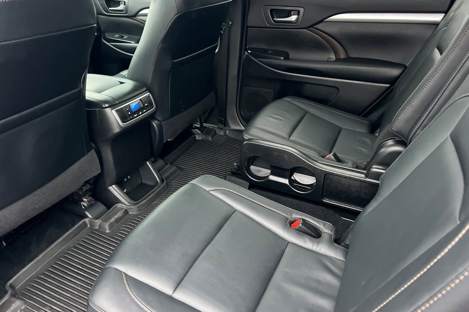 Used 2018 Toyota Highlander XLE FWD image 12