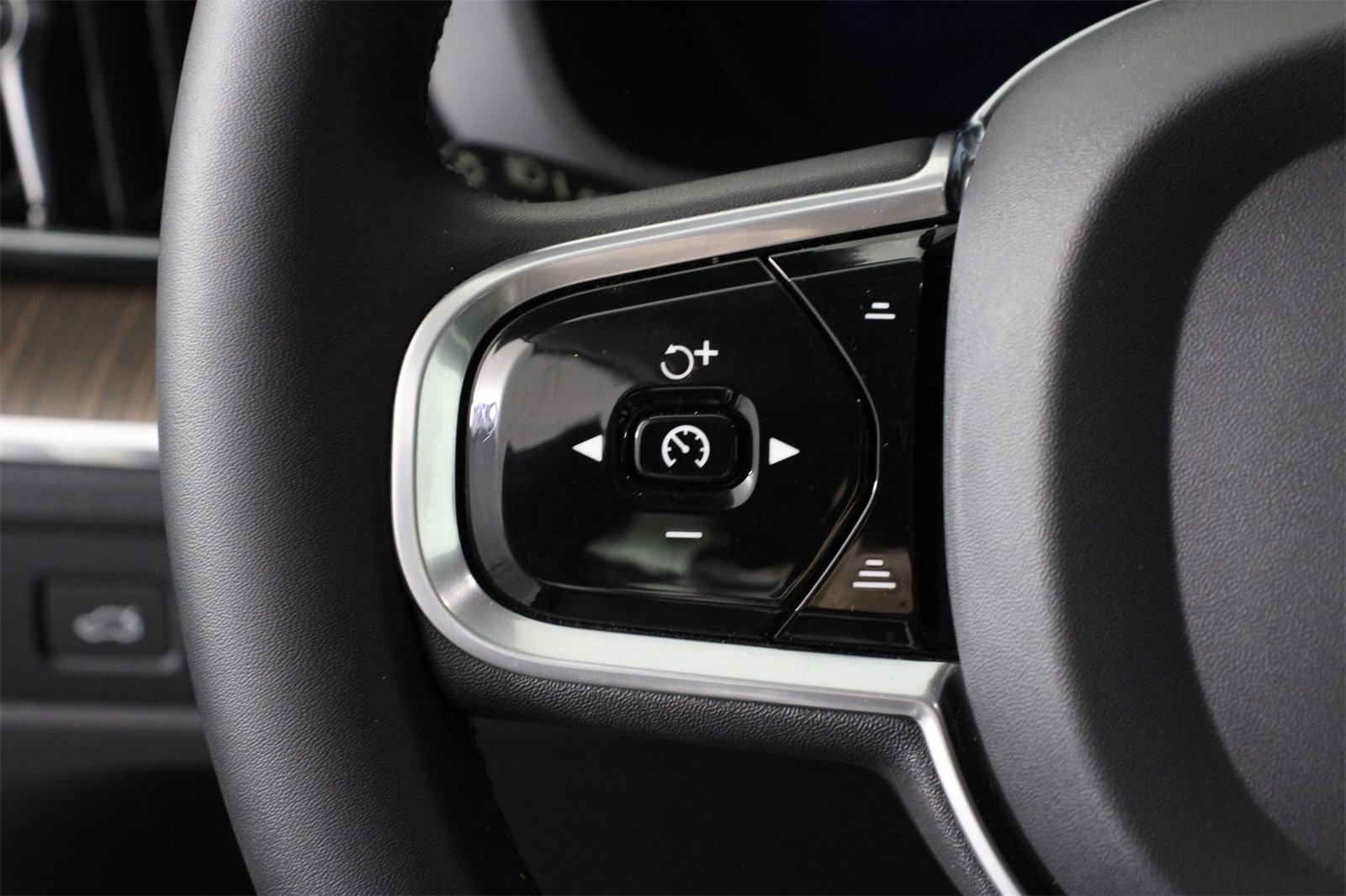 Certified 2023 Volvo XC60 B5 Plus w/ Protection Package Premier image 10