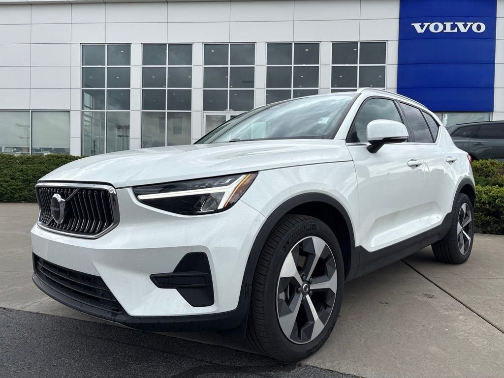 Used 2025 Volvo XC40 B5 Core AWD/4WD image 2