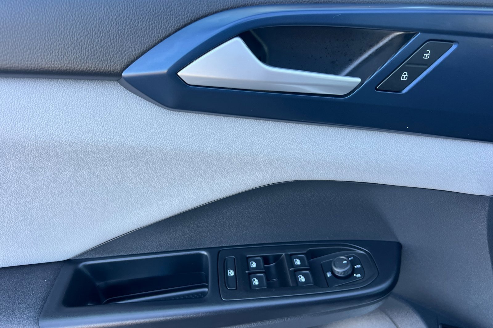 Used 2023 Volkswagen Taos SE image 8