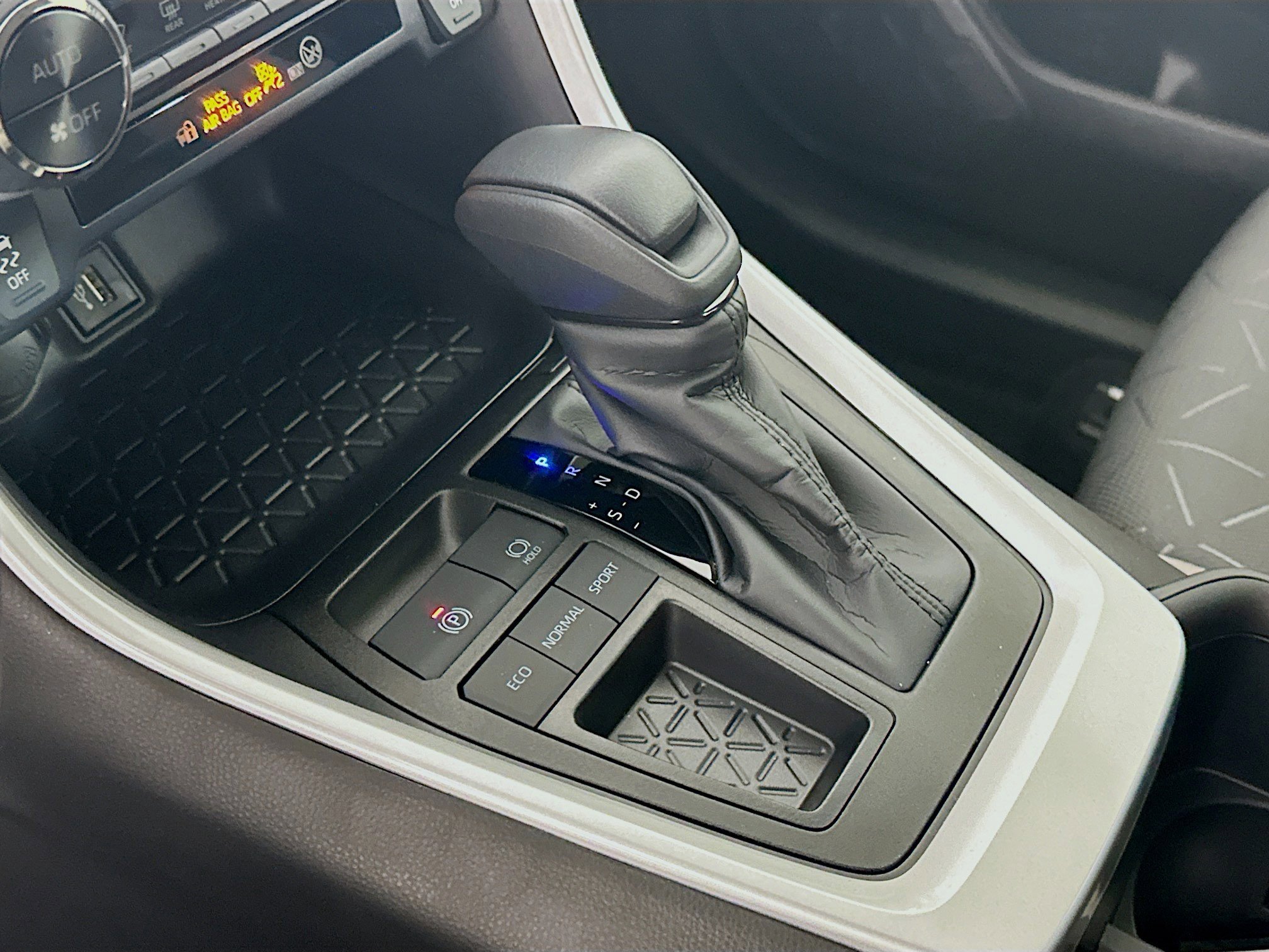 Used 2025 Toyota RAV4 XLE w/ Convenience Package image 25