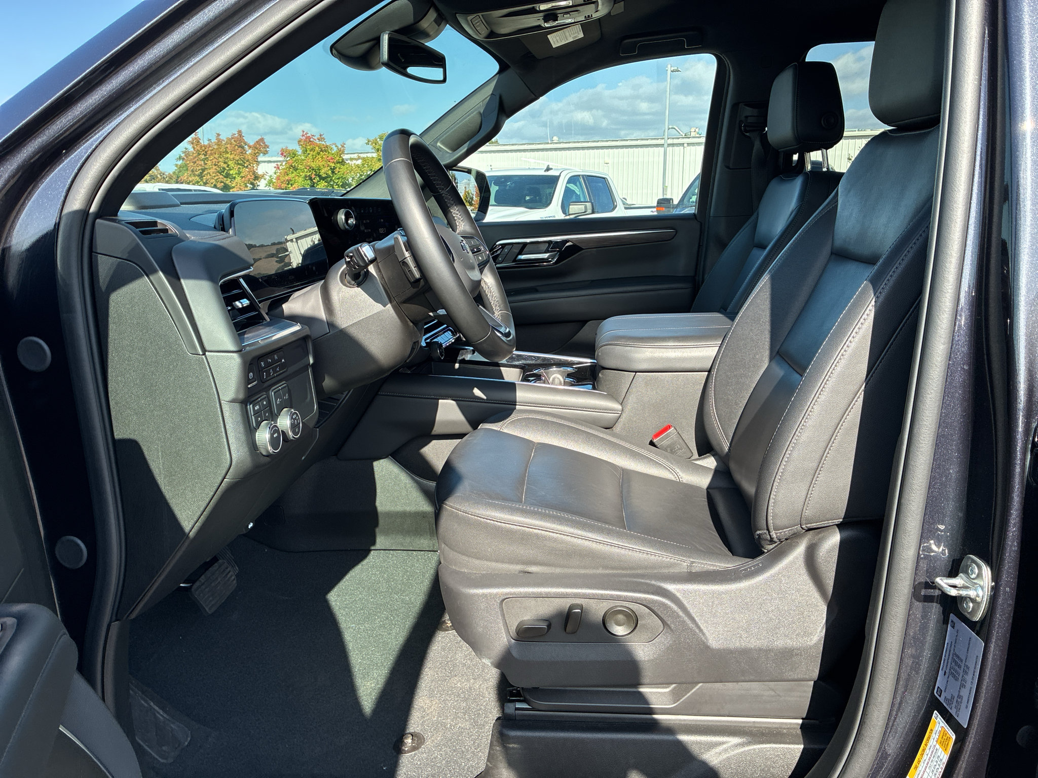 Used 2025 Chevrolet Tahoe Z71 AWD/4WD image 17
