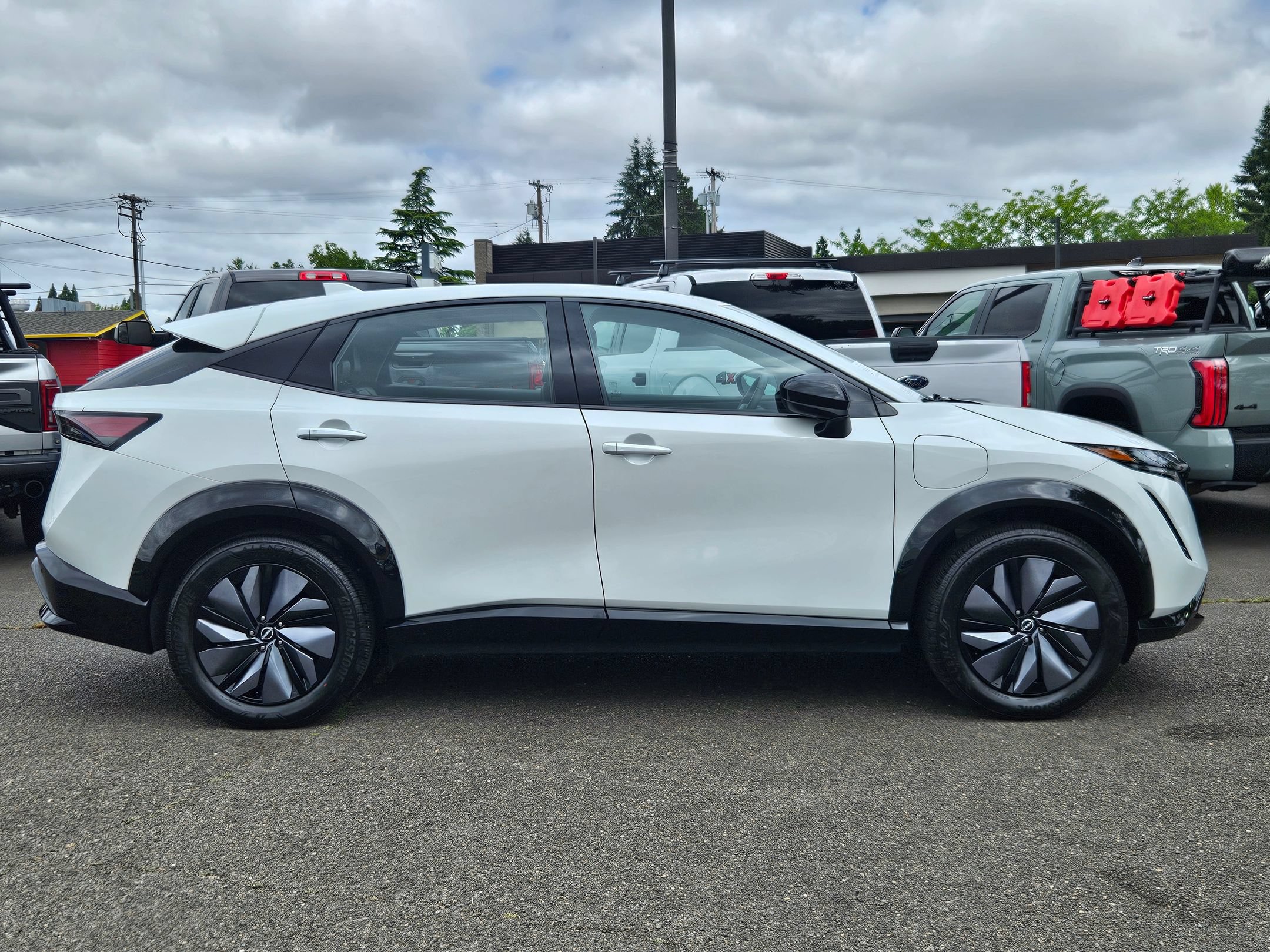Used 2023 Nissan Ariya AWD image 6
