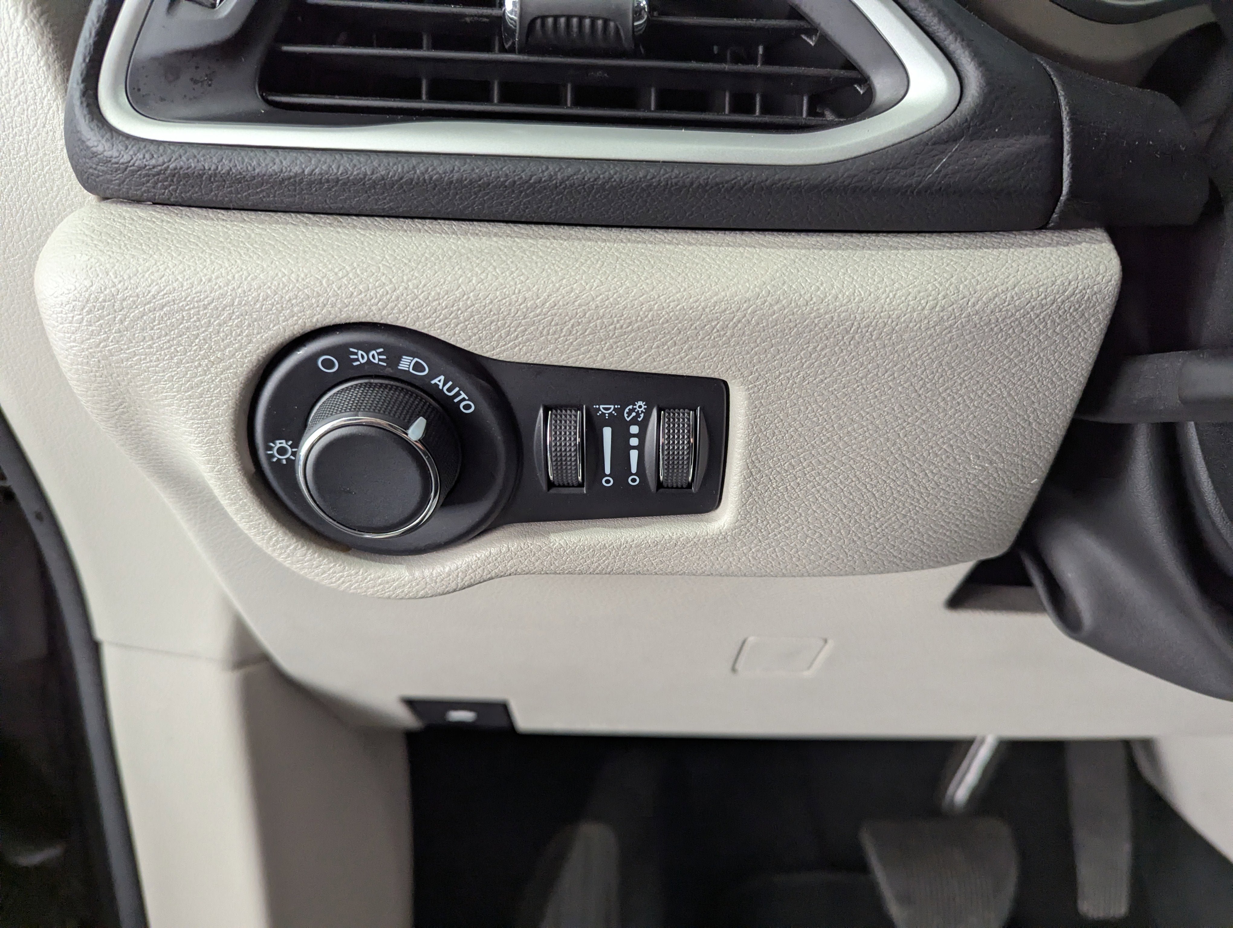 Used 2023 Chrysler Voyager LX FWD image 18