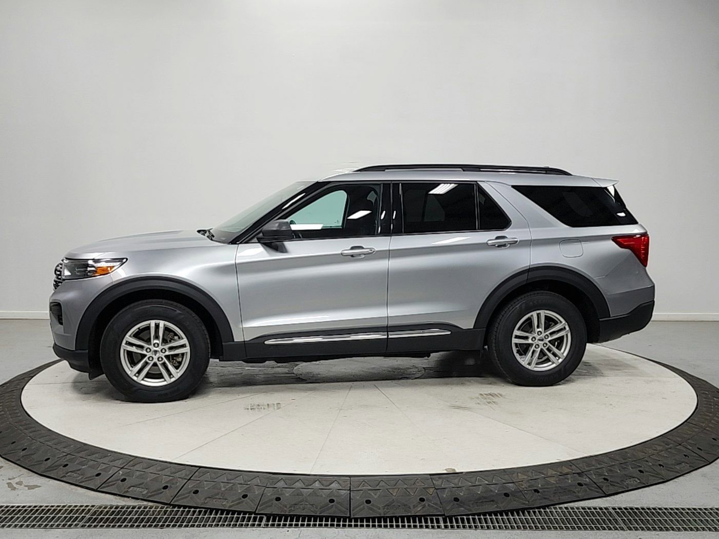 Used 2022 Ford Explorer XLT AWD/4WD image 4