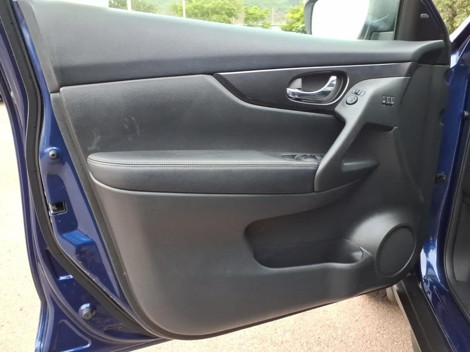 Used 2018 Nissan Rogue SV w/ Sun & Sound Touring Package FWD image 11