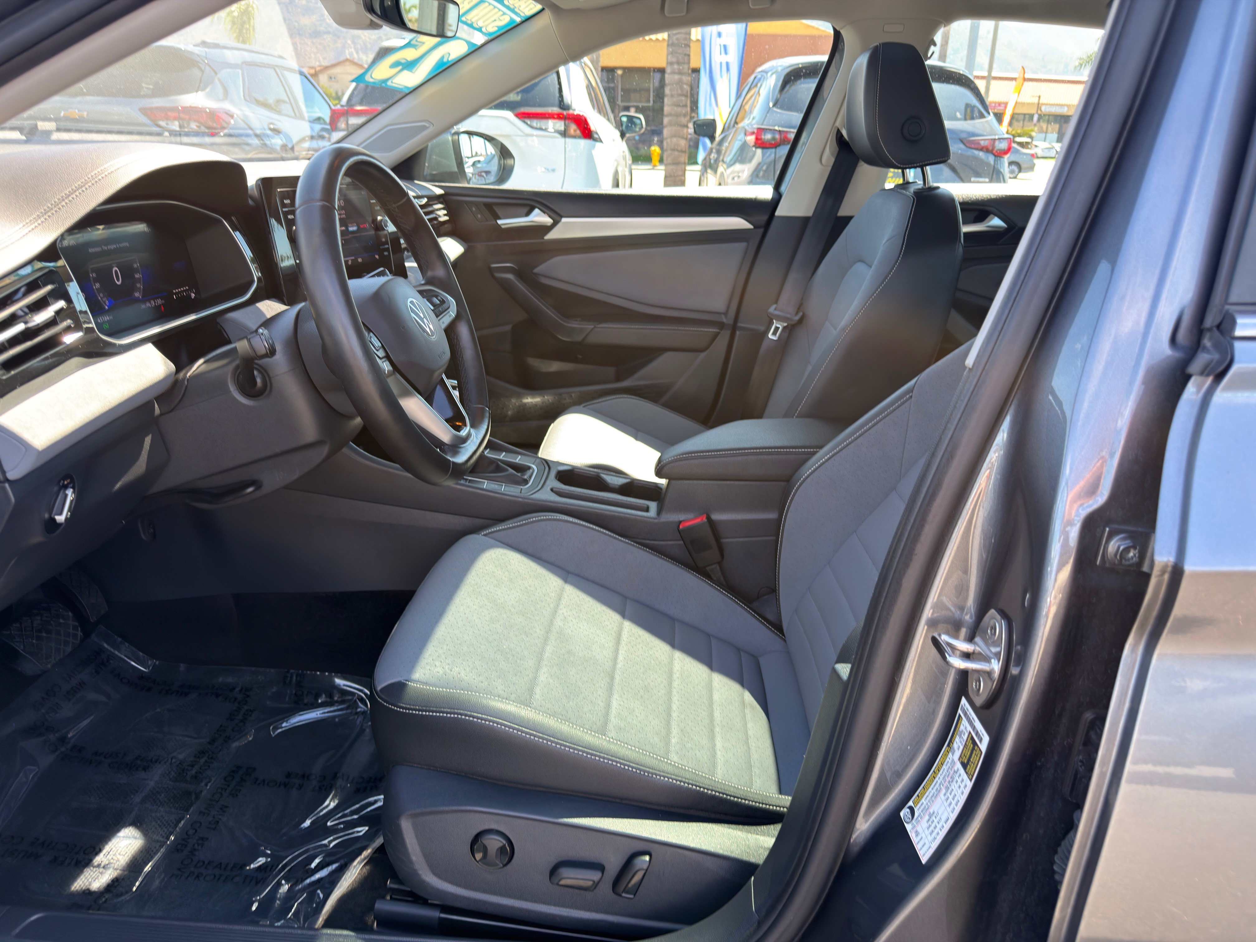 Used 2025 Volkswagen Jetta SE FWD image 21