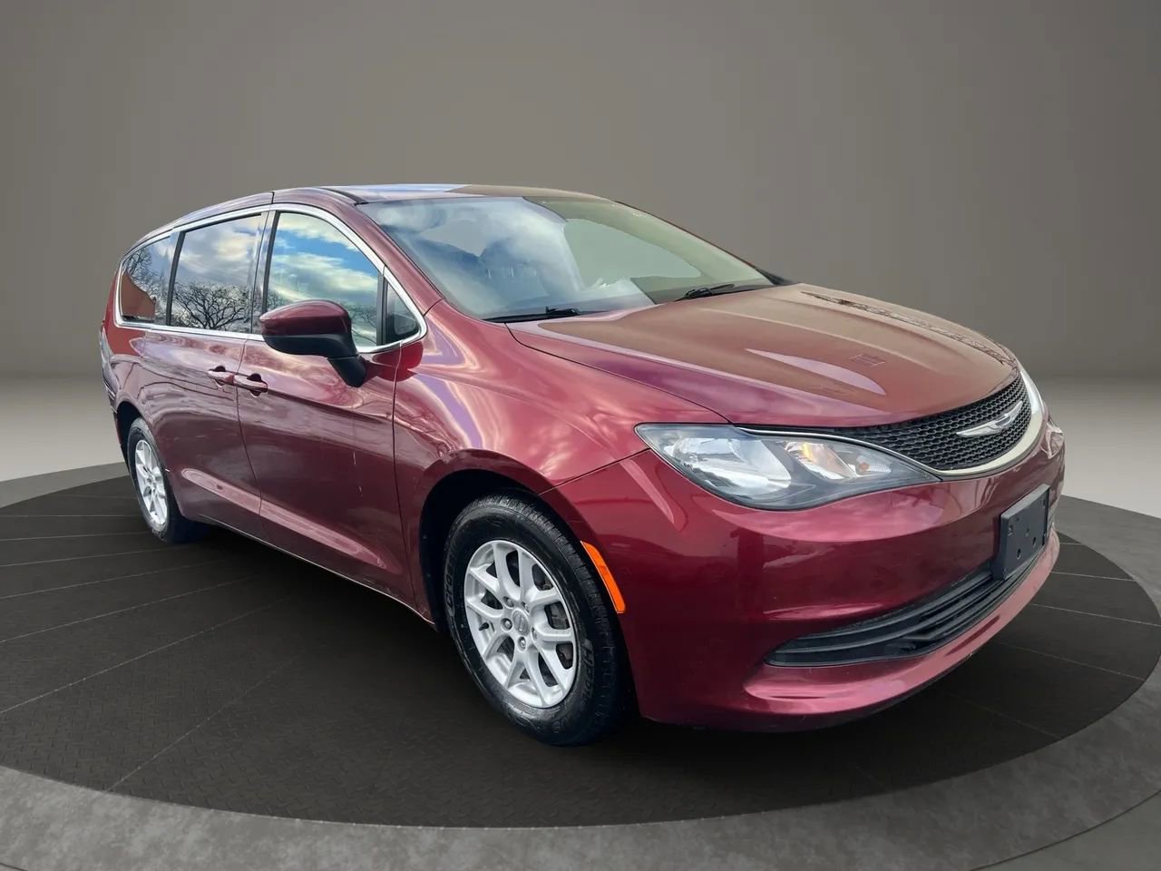 Used 2017 Chrysler Pacifica LX image 3