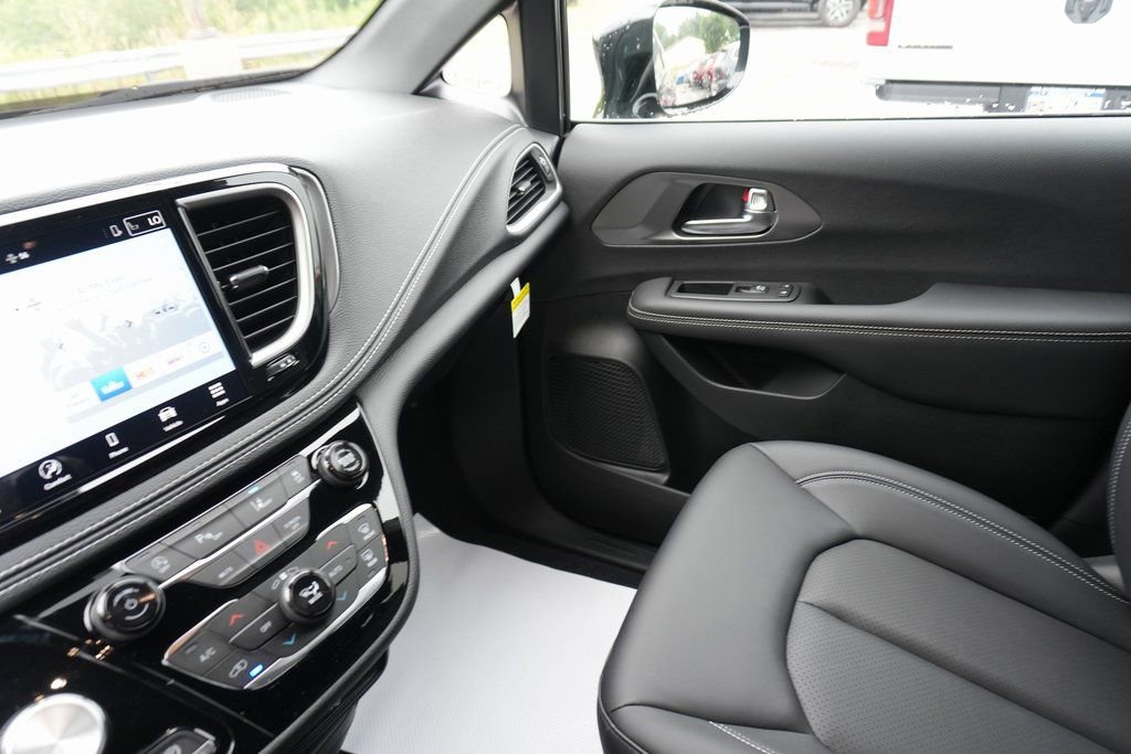 New 2026 Chrysler Pacifica Select image 28