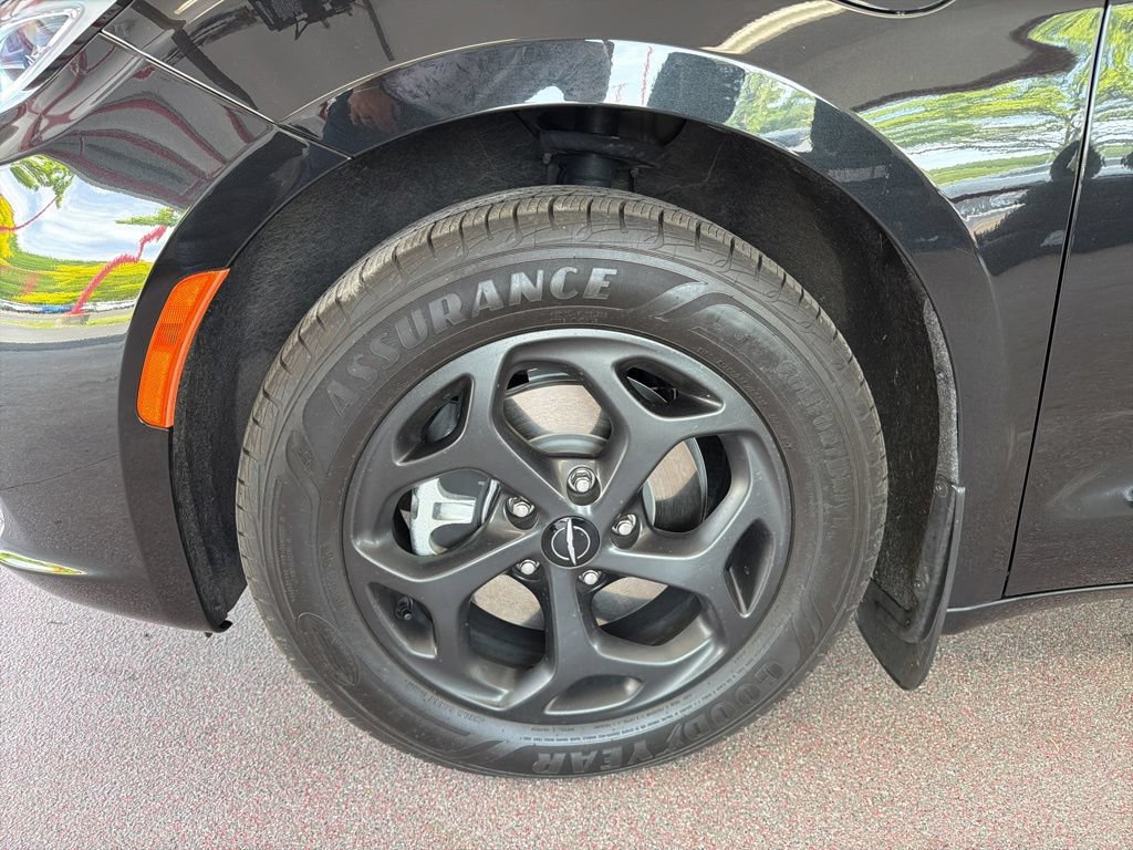 Used 2023 Chrysler Pacifica Touring-L w/ S Appearance Package FWD image 4
