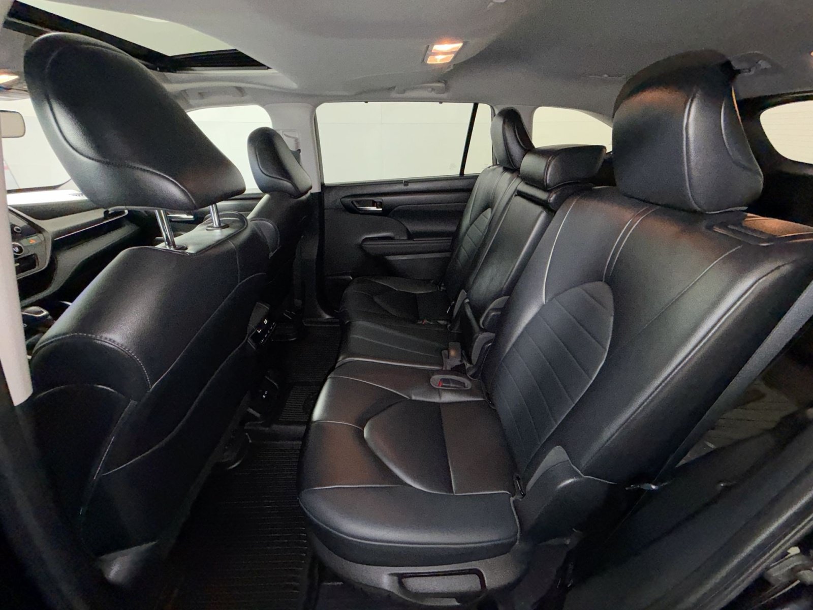 Used 2023 Toyota Highlander XLE AWD/4WD image 24