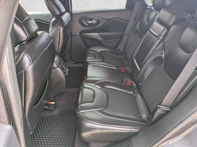 Used 2019 Jeep Cherokee Latitude Plus w/ Cold Weather Group AWD/4WD image 17