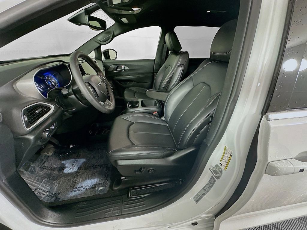 Certified 2025 Chrysler Pacifica Select image 31