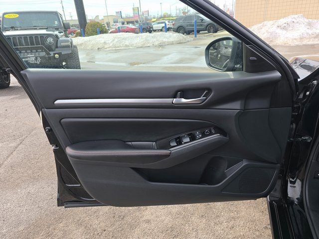 Used 2024 Nissan Altima 2.5 SR image 11