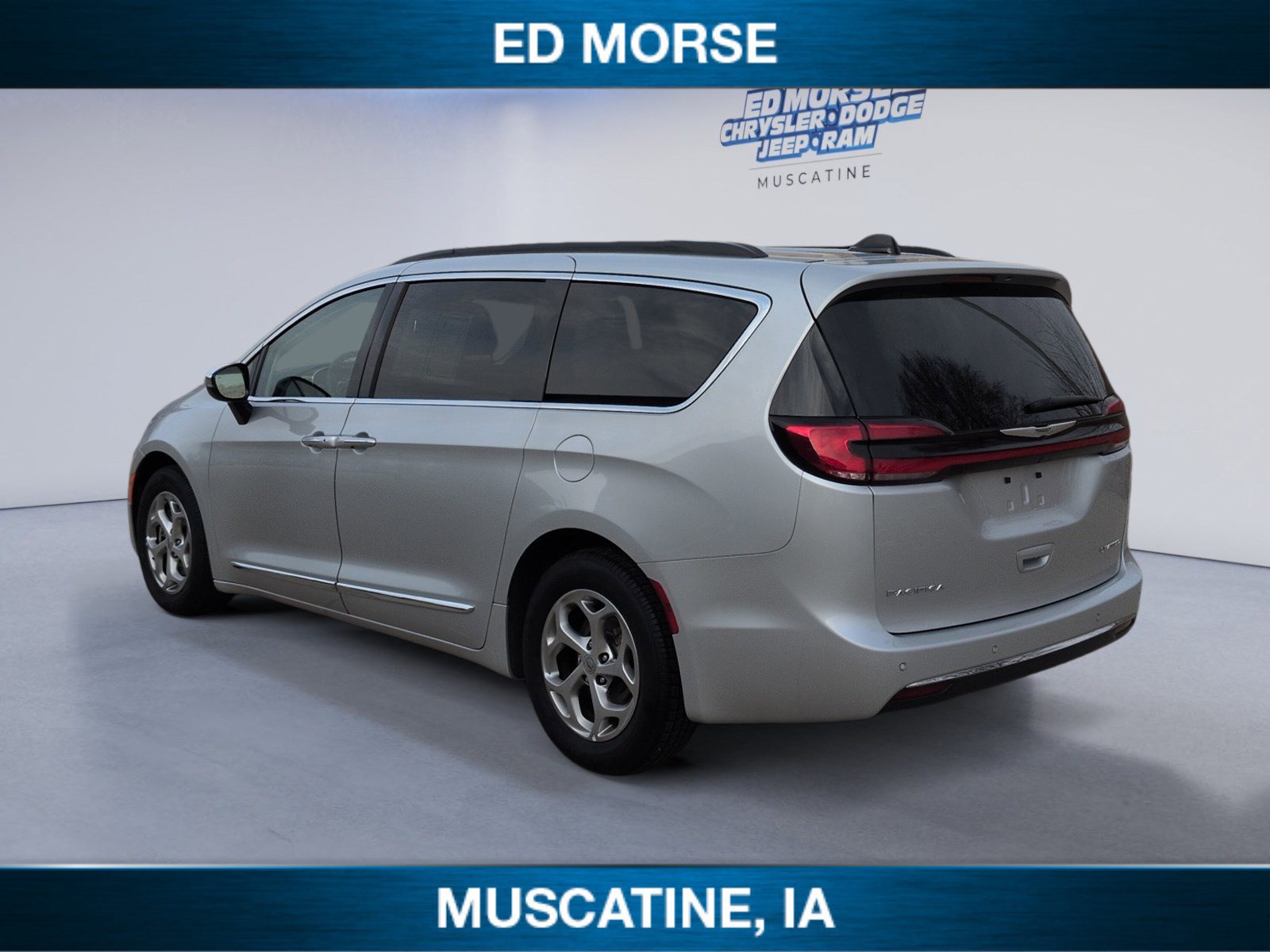 Used 2023 Chrysler Pacifica Limited FWD image 3