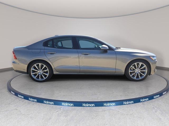 Used 2021 Volvo S60 T6 Momentum w/ Premium Package image 5