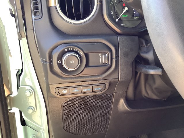 Used 2024 Jeep Wrangler Unlimited Sahara w/ Technology Group AWD/4WD image 15