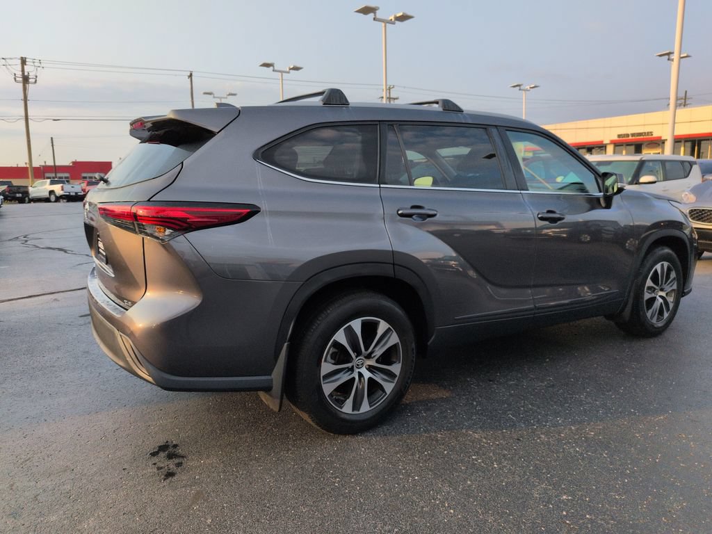 Certified 2023 Toyota Highlander XLE FWD image 5