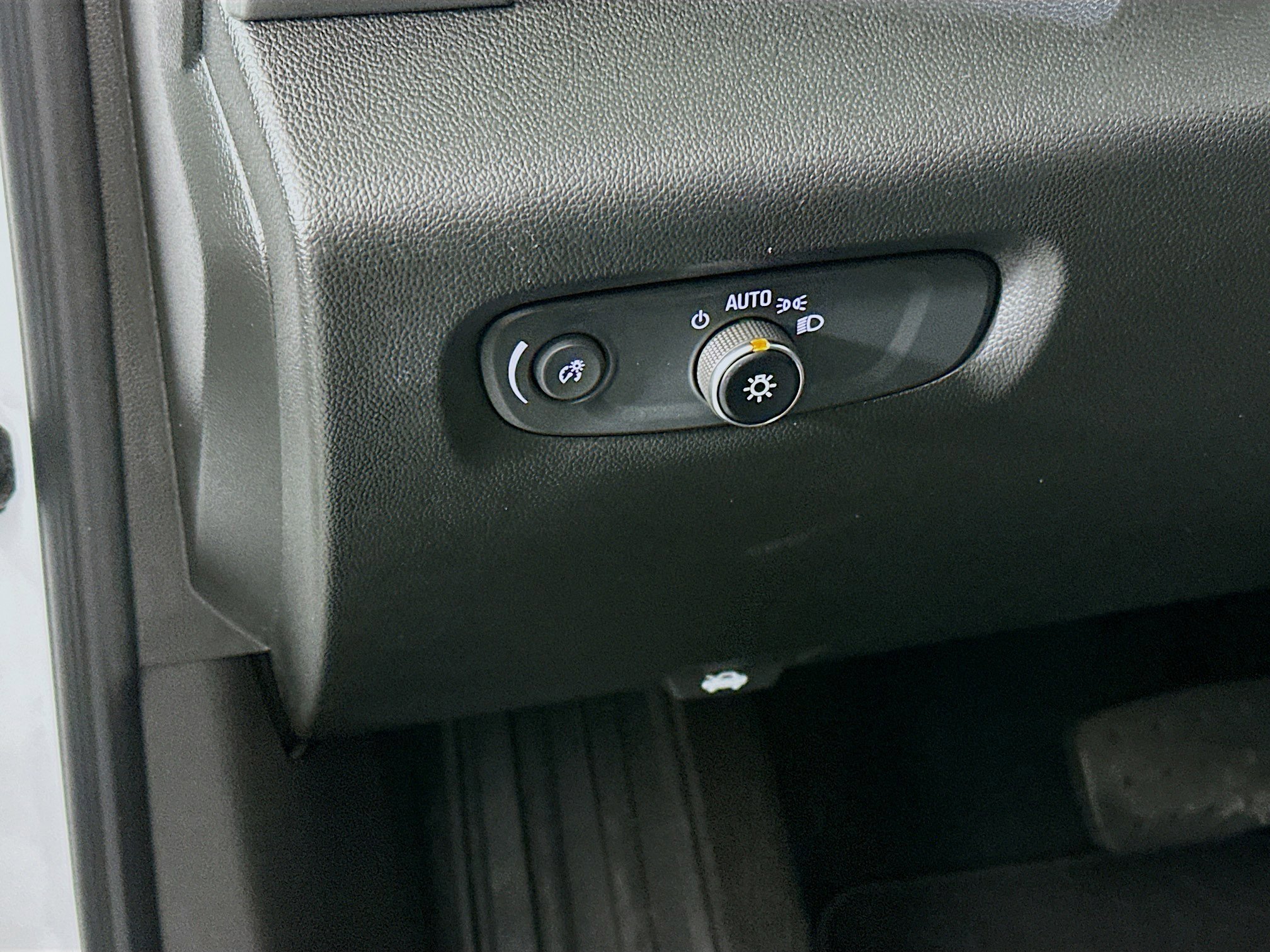 Used 2023 Chevrolet Traverse LT w/ Rear Camera Mirror Package image 17