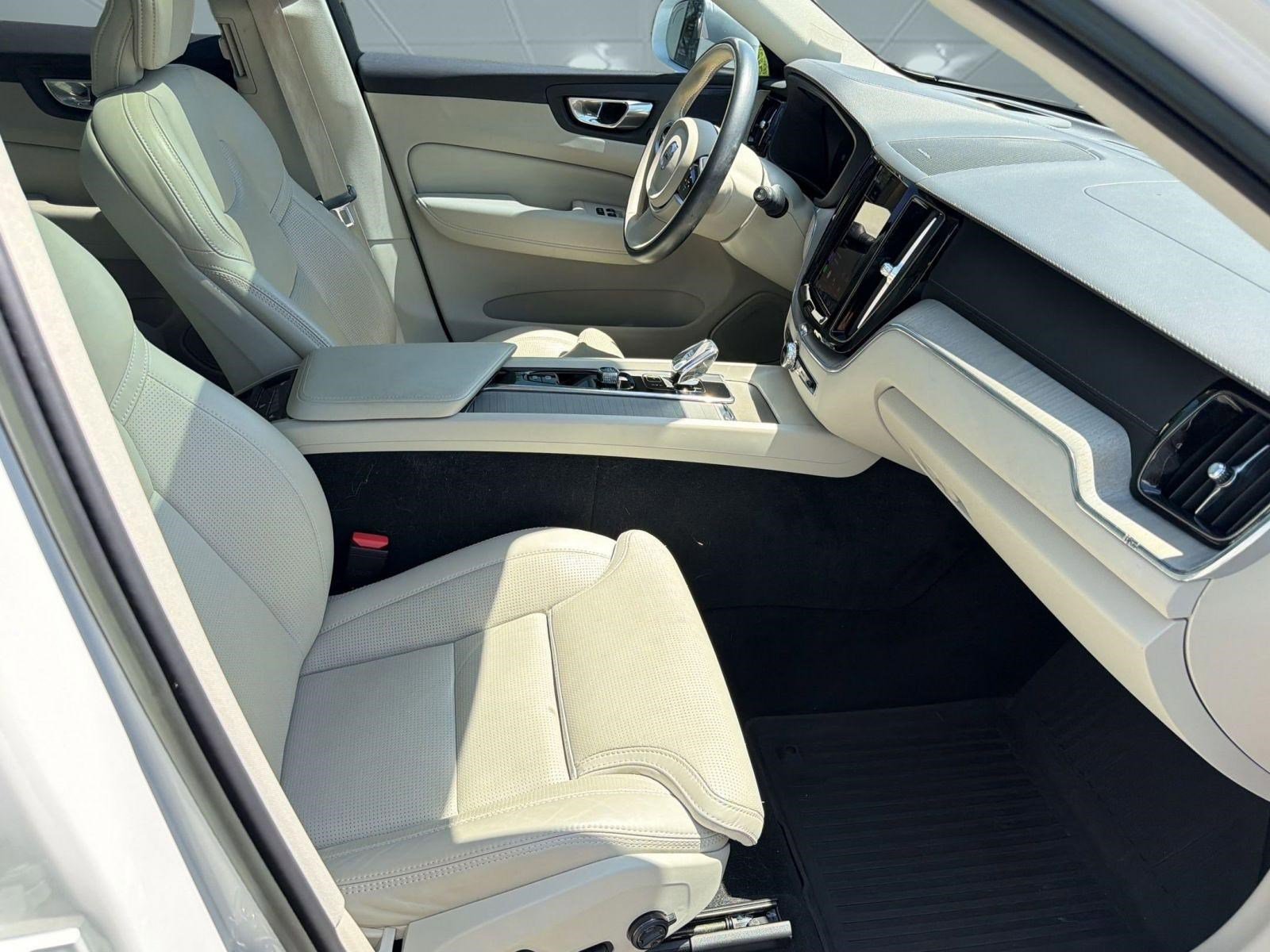 Used 2023 Volvo XC60 B5 Ultimate w/ Climate Package image 30