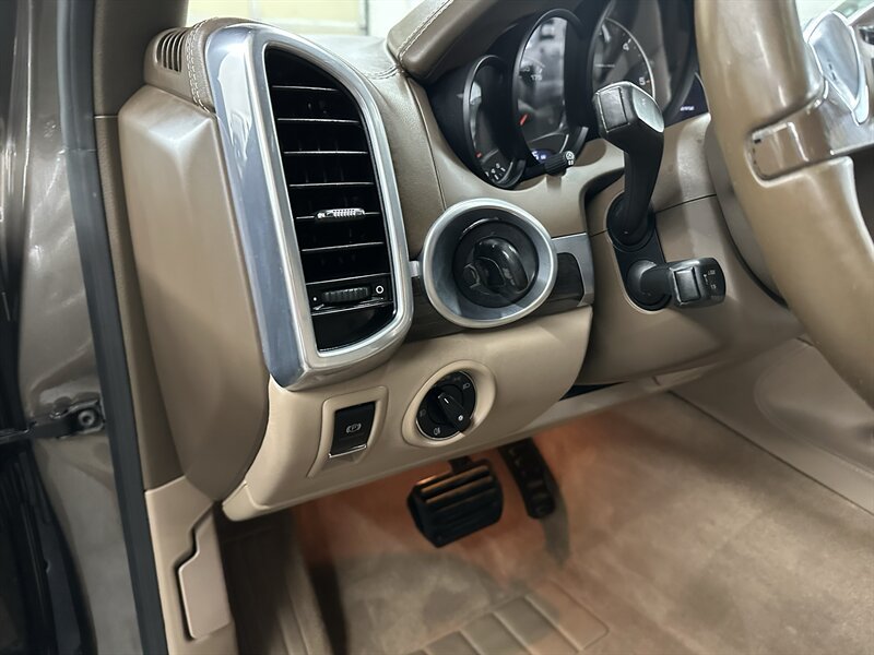 Used 2013 Porsche Cayenne Diesel AWD/4WD image 25