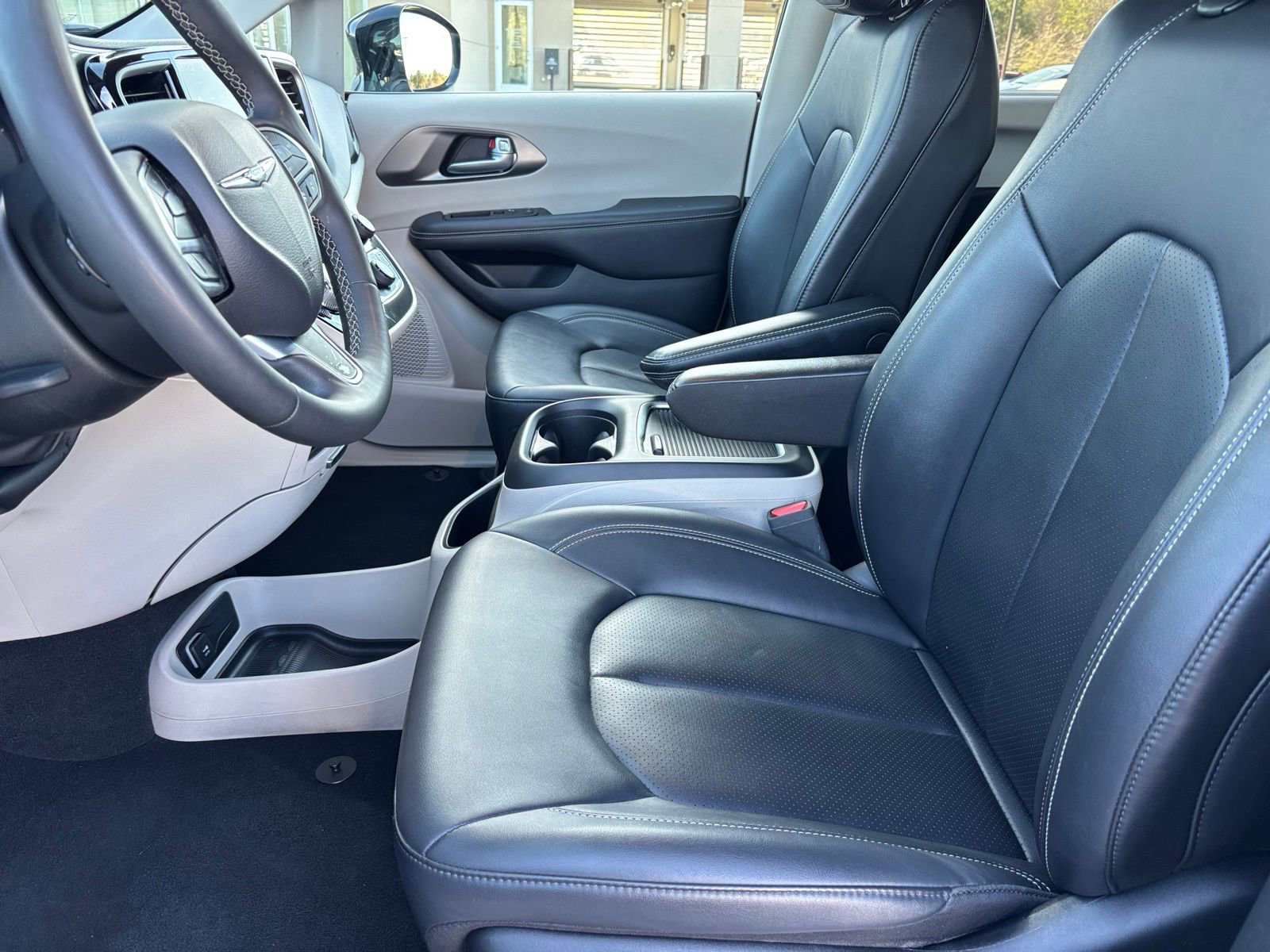 Used 2024 Chrysler Pacifica Touring-L image 12