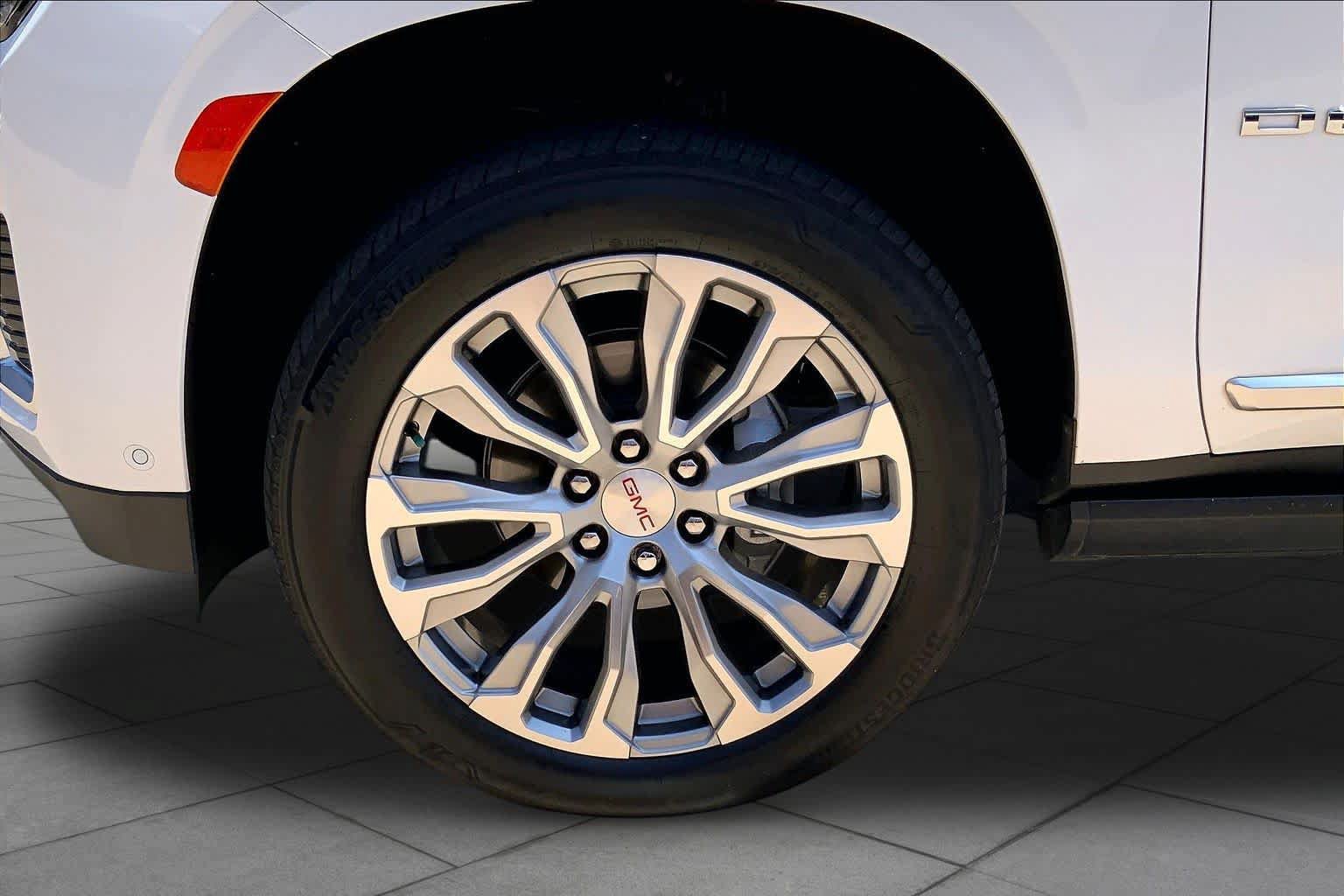 Used 2023 GMC Yukon Denali w/ Advanced Technology Package AWD/4WD image 11