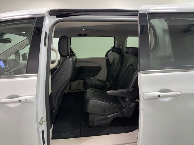 Used 2024 Chrysler Pacifica Touring-L image 24