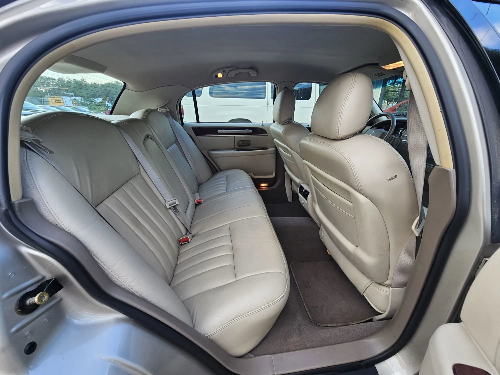 Used 2005 Lincoln Town Car Signature RWD image 30