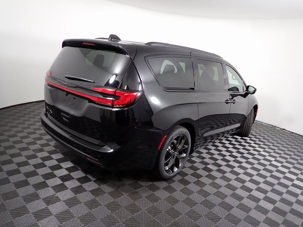 New 2026 Chrysler Pacifica Select w/ S Appearance Package image 16
