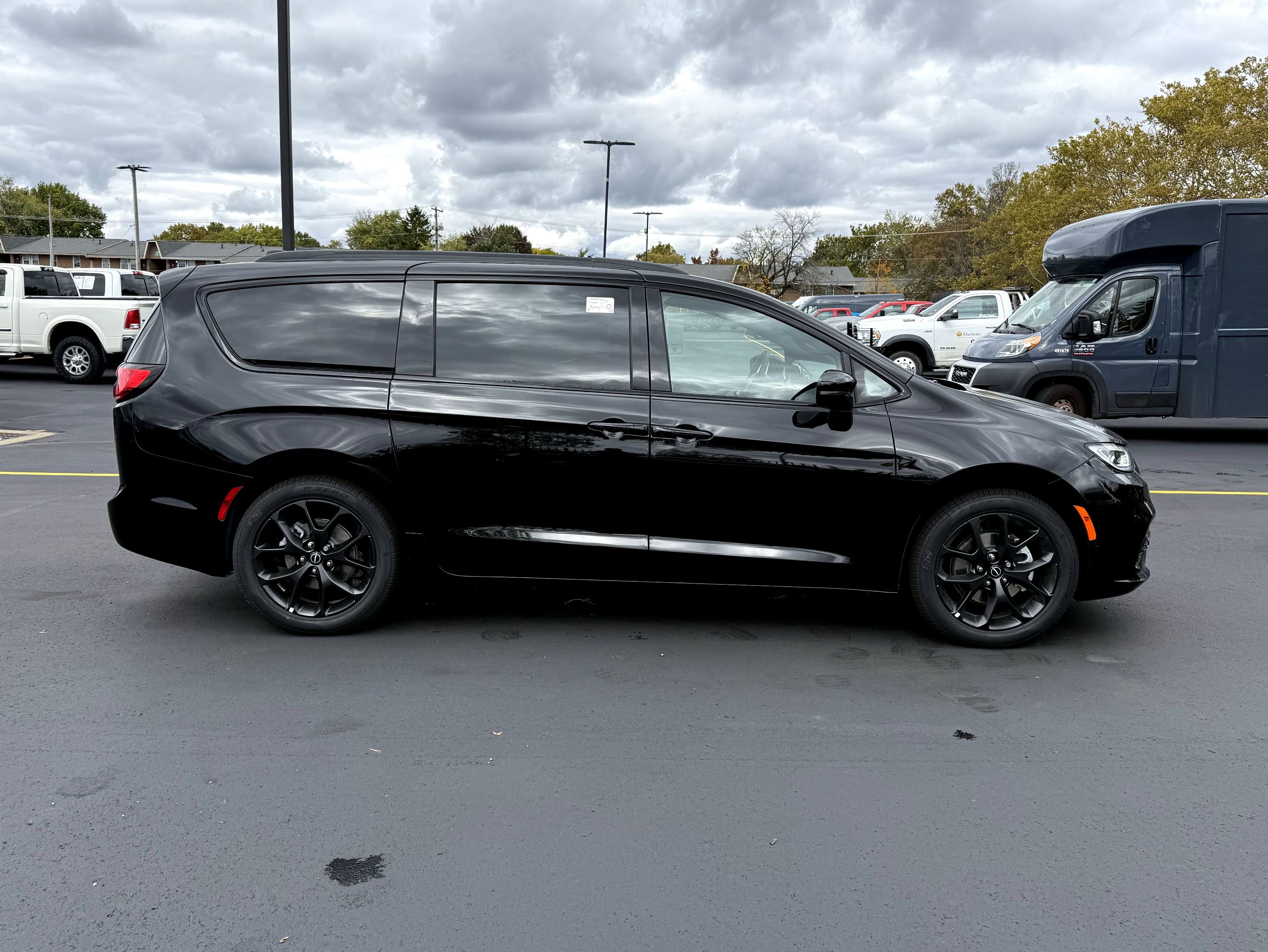 New 2026 Chrysler Pacifica Limited image 11