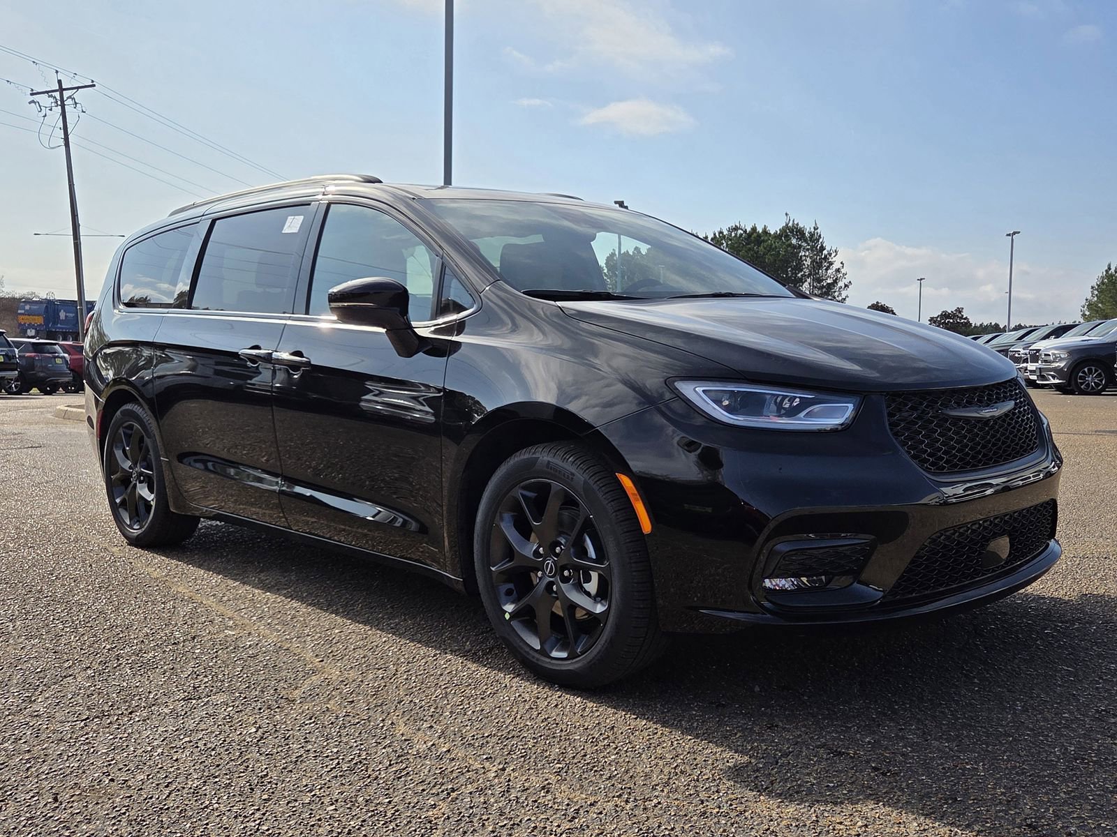 New 2026 Chrysler Pacifica Limited w/ Uconnect Theater Family Group image 2