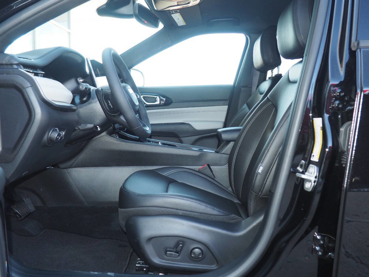 New 2025 Jeep Compass Limited image 9