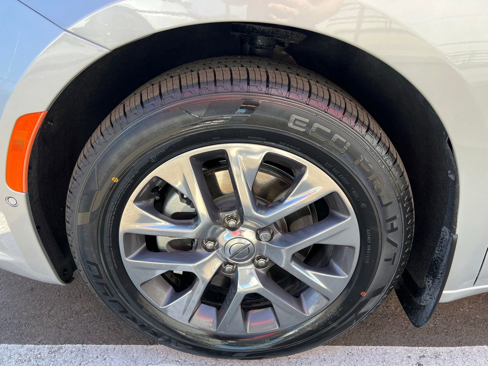 Used 2023 Chrysler Pacifica Pinnacle FWD image 16