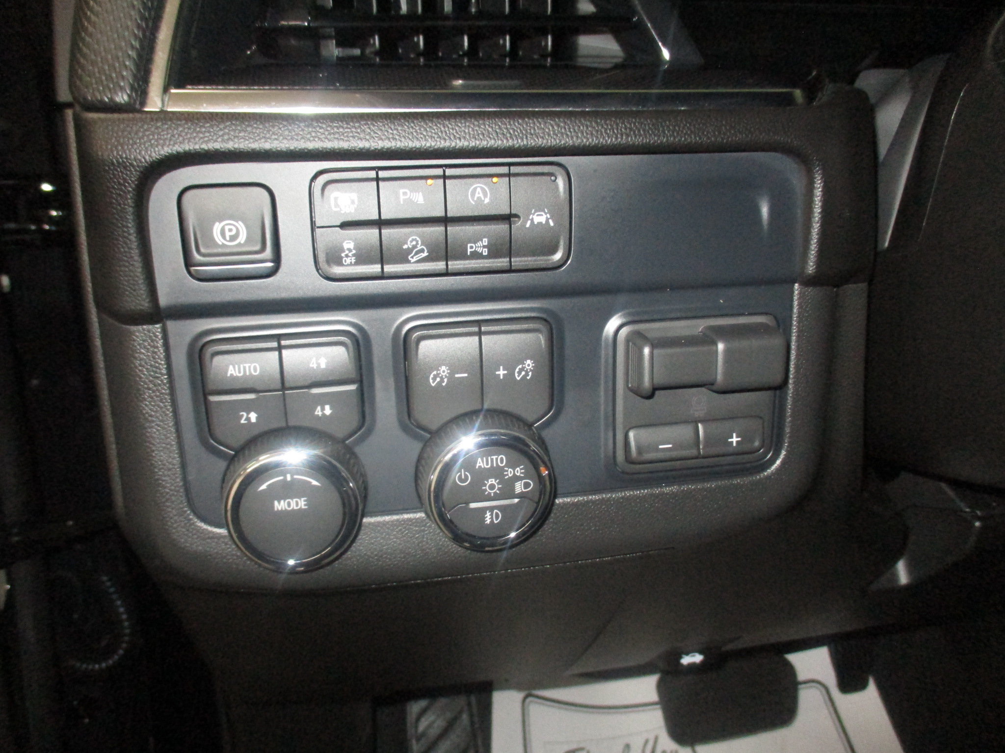 Used 2026 Chevrolet Suburban RST w/ Comfort Package AWD/4WD image 21