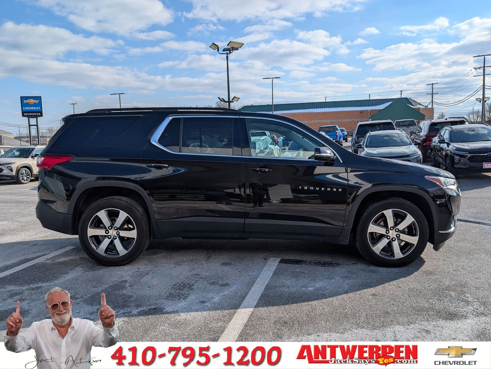 Used 2020 Chevrolet Traverse LT w/ LT Premium Package image 2