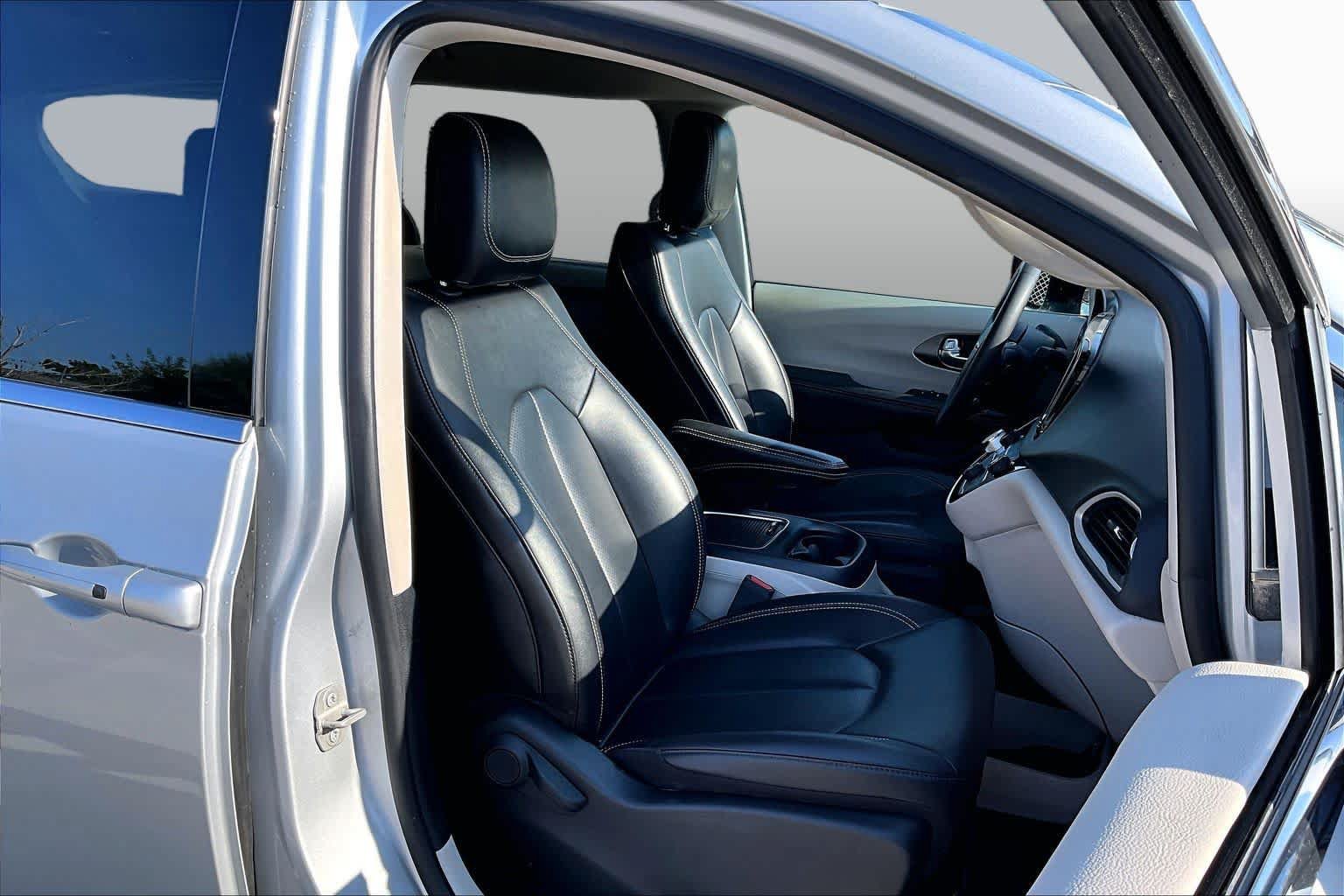 Used 2024 Chrysler Pacifica Touring-L FWD image 9