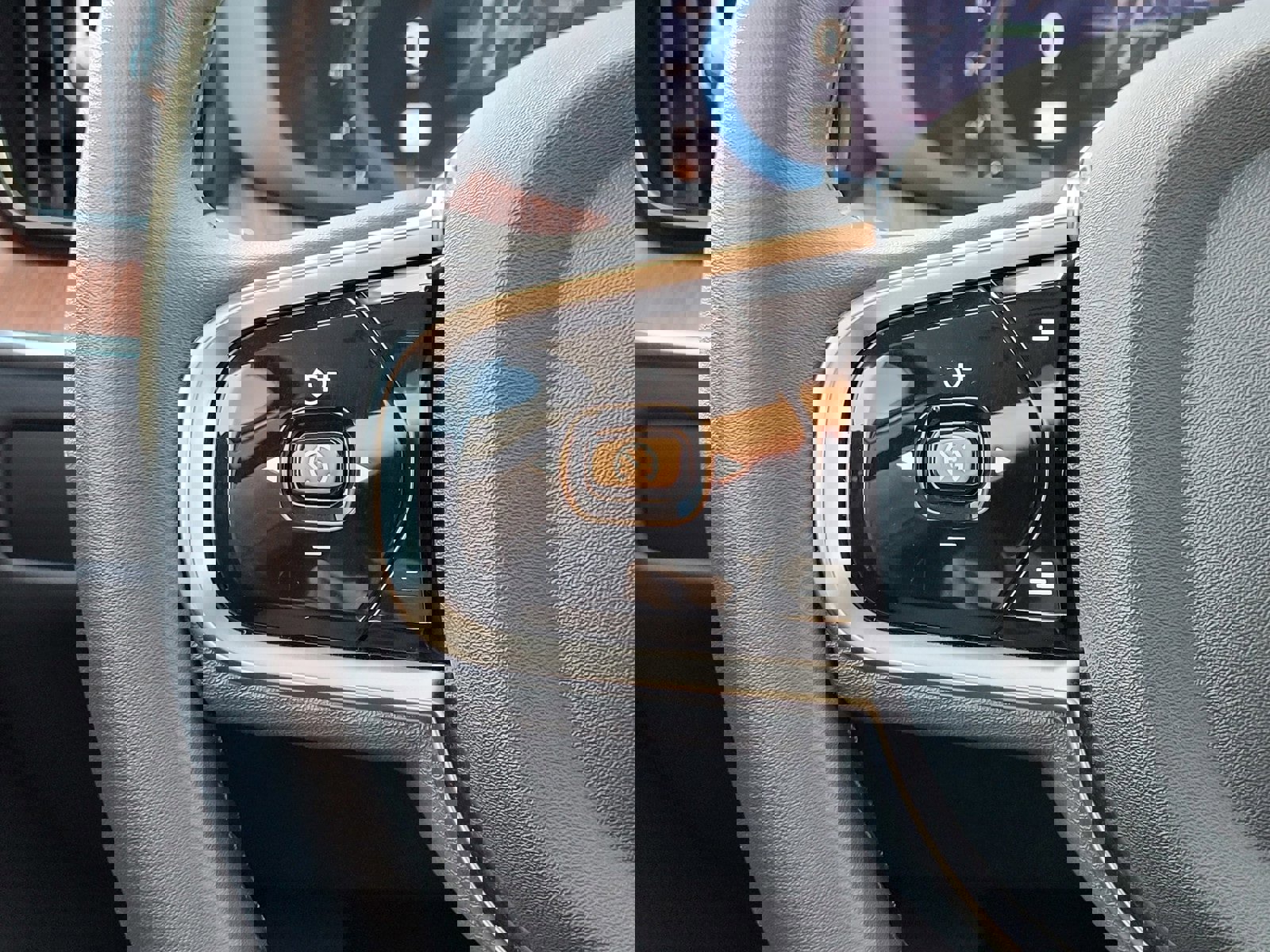 Certified 2024 Volvo XC60 T8 Ultimate w/ Protection Package Premier image 19