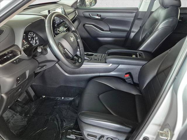 Used 2021 Toyota Highlander XLE AWD/4WD image 17