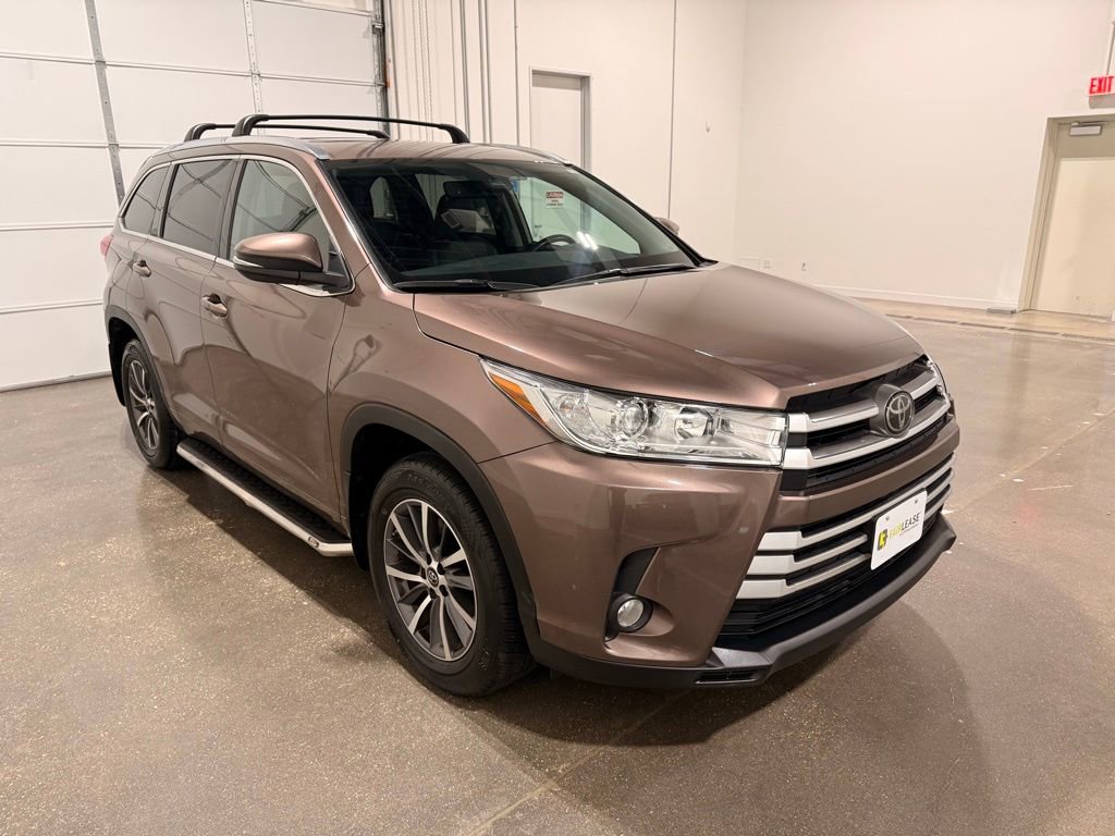 Used 2018 Toyota Highlander XLE image 3