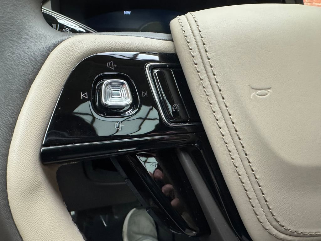 Used 2023 Lincoln Aviator AWD w/ Premium Package image 18