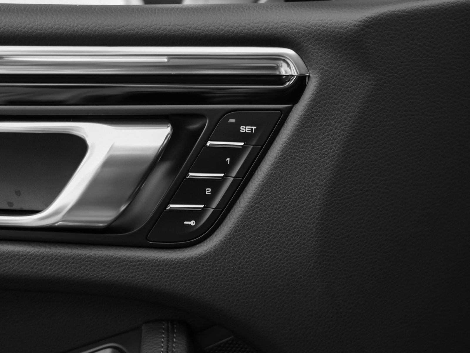 Certified 2025 Porsche Macan image 26