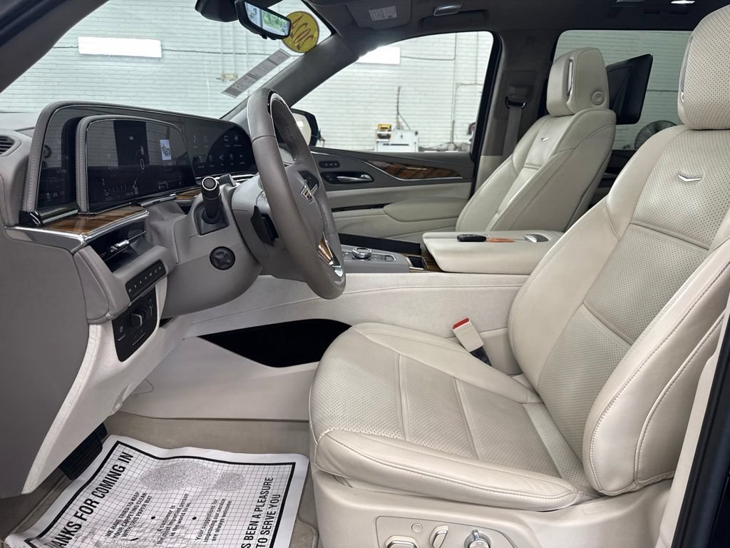 Used 2024 Cadillac Escalade Sport Platinum w/ LPO, ONYX Package AWD/4WD image 9